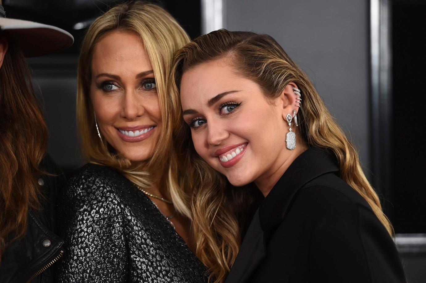 Tish Cyrus and Miley Cyrus Pose Smiling Closeup Grammy Awards Red Carpet