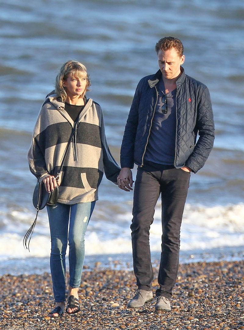 //taylor swift tom hiddleston walk beach with mom