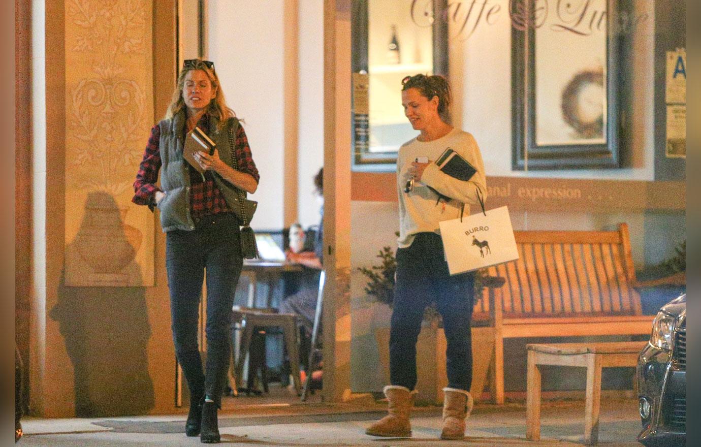 virkelighed indenlandske alien Jennifer Garner Looks At New Home Spends Time With Friends