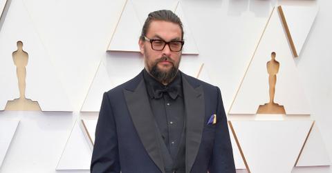 jason momoa goes solo on oscars red carpet wears different ring