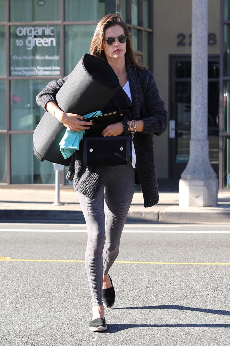 Alessandra Ambrosio - Purple High-Waist Airbrush Legging - Alo Yoga   Outfits with leggings, Purple leggings outfit, Light leggings outfit