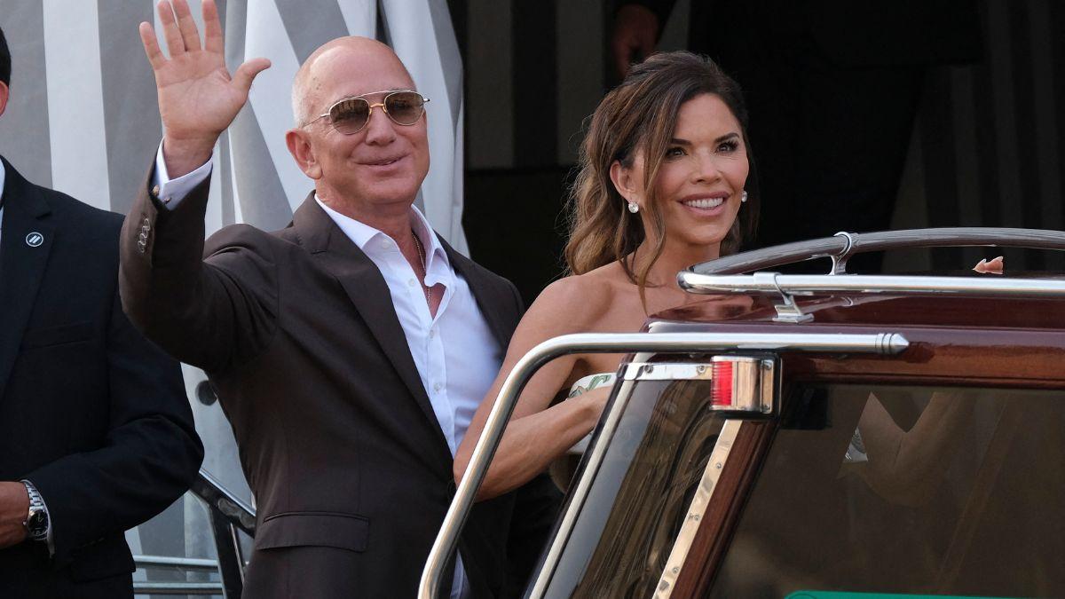 Photo of Jeff Bezos and Lauren Sánchez 