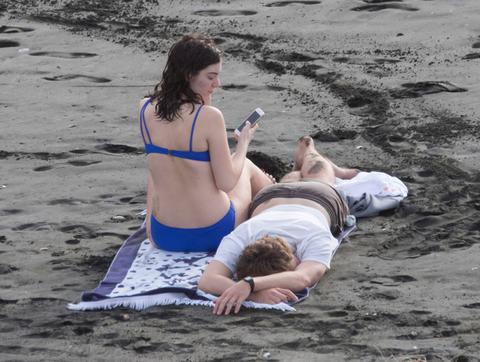 Lorde Puts Her Bikini Body On Full Display In New Zealand
