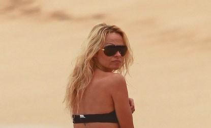 //pamela anderson bikini bootie e