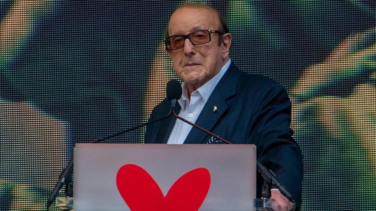 A friend of Clive Davis claimed he 'didn't sound bad' in their final phone conversation.
