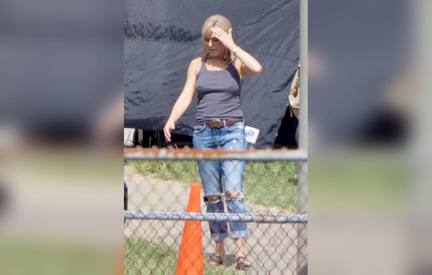 Jennifer Aniston Braless On Movie Set