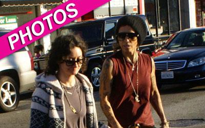 //sara gilbert linda perry