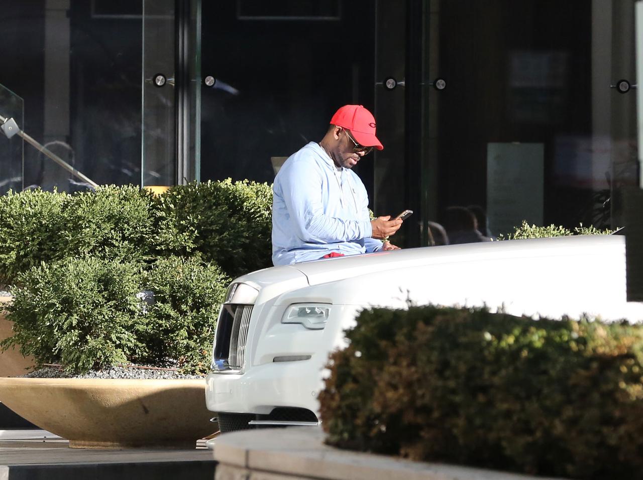 R. Kelly Relaxes With Cigar On Easter Sunday
