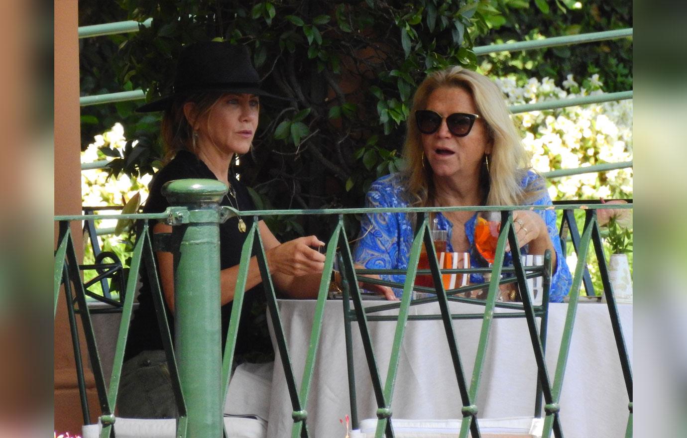 Jennifer Aniston Stays Cool In Italy