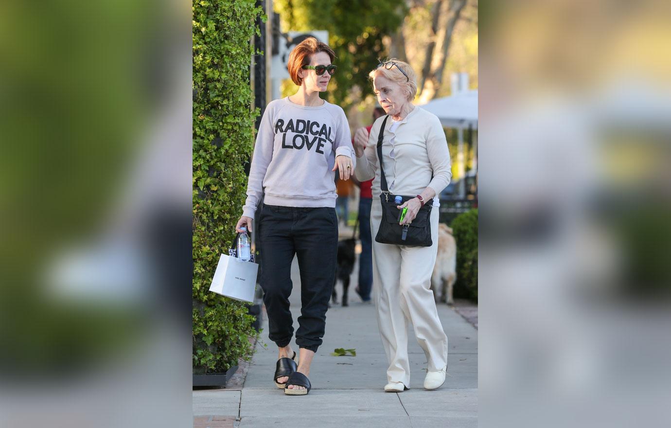 //sarah paulson holland taylor shopping amid split rumors