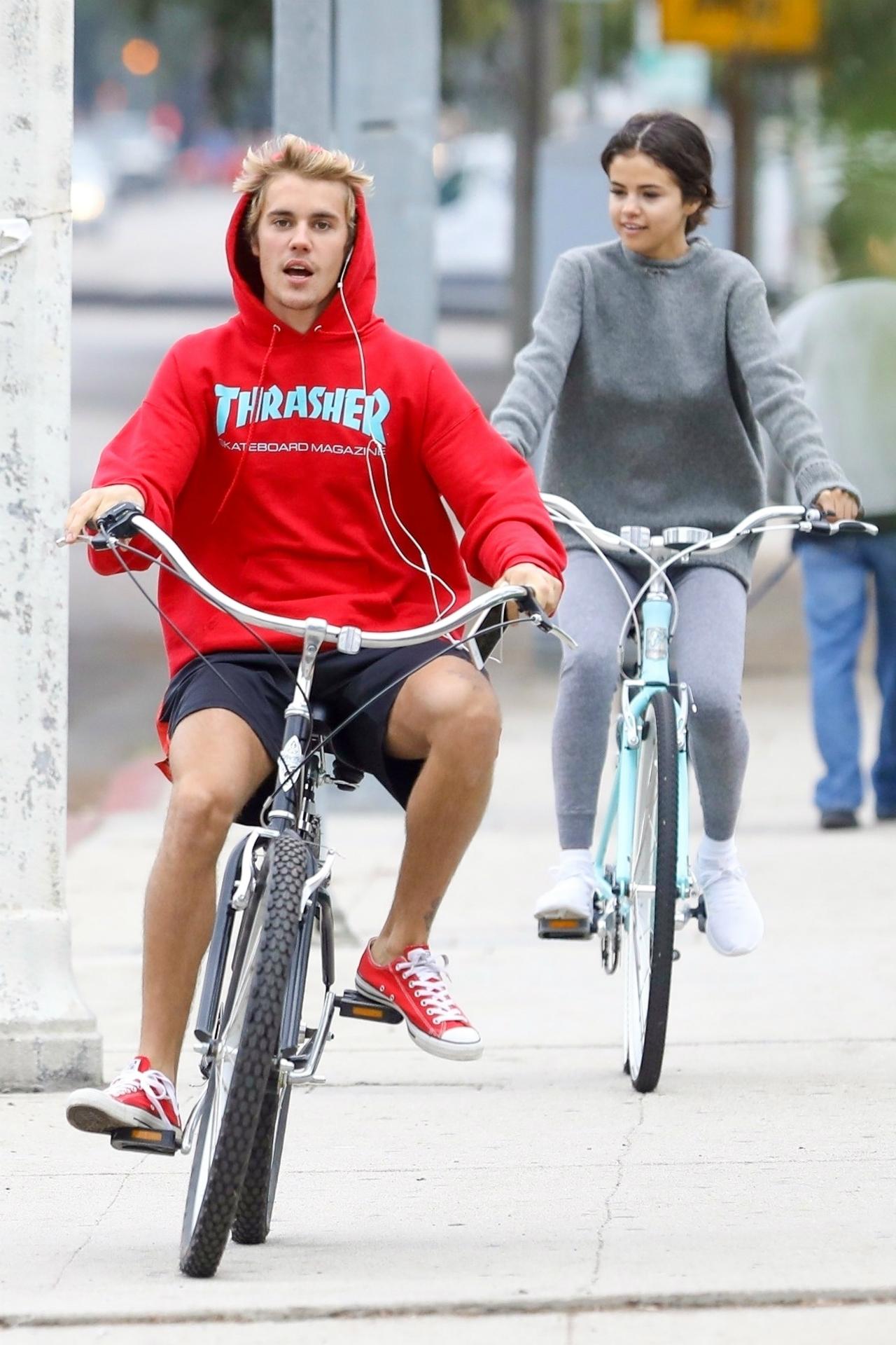 //selena gomez justin bieber bike riding resize