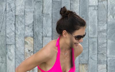 //katie holmes pool daughter suri miami