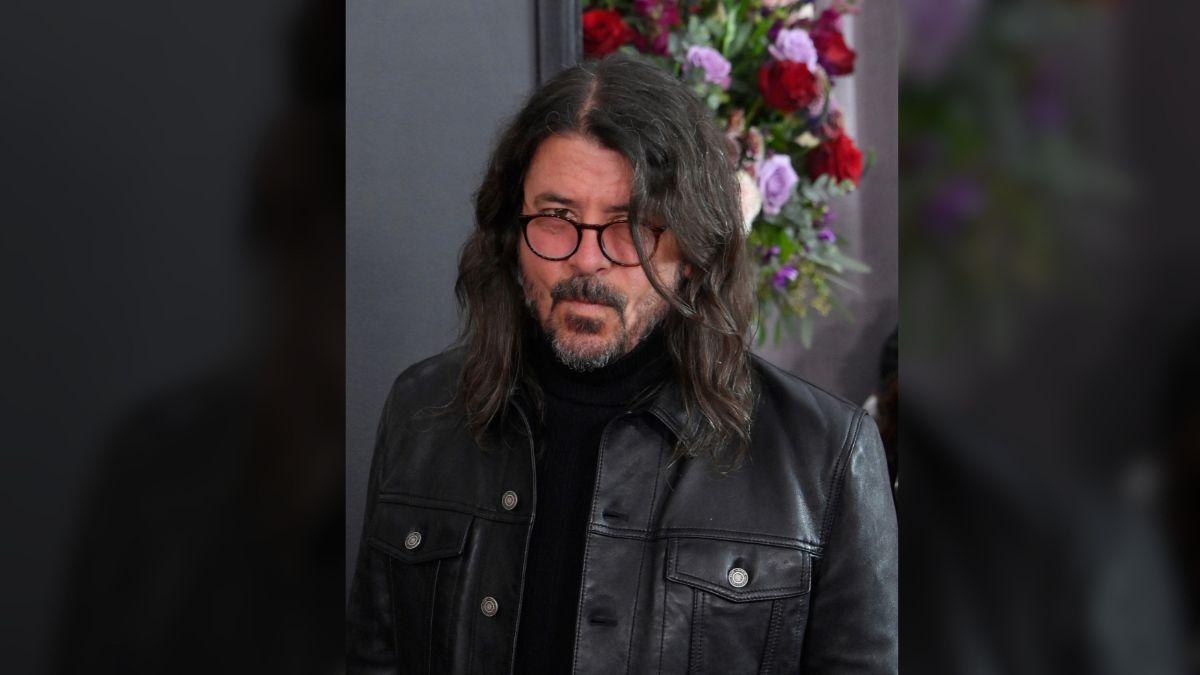 A TikTok video shows Grohl handing out coleslaw at a poolside bash.