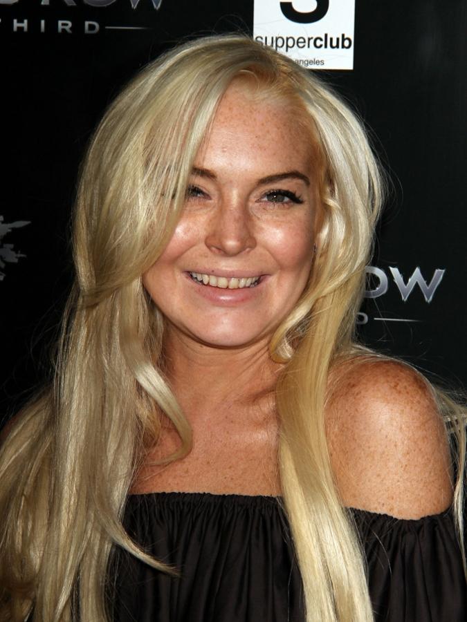 //lindsay lohan teeth yellow smile   x