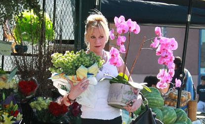 //melanie griffith no wedding ring flower shopping