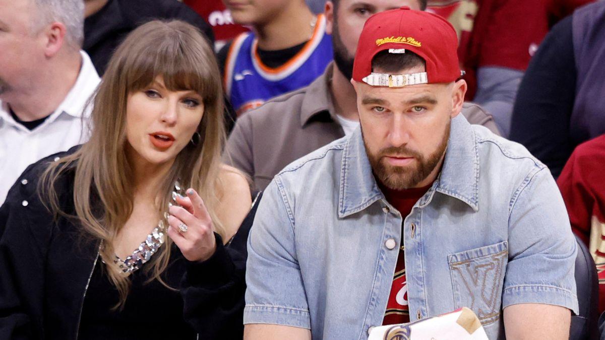picture of Taylor Swift and travis kelce