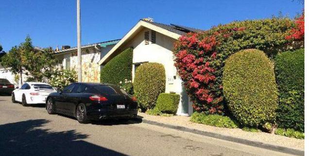 //ryan reynolds sells hollywood hills bachelor pad loss   million