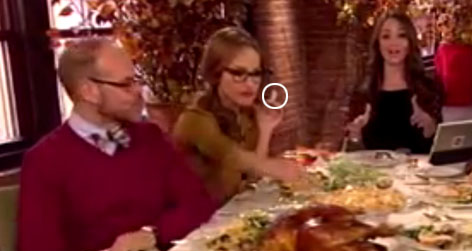 //giada_de_laurentis_cuts_her_finger