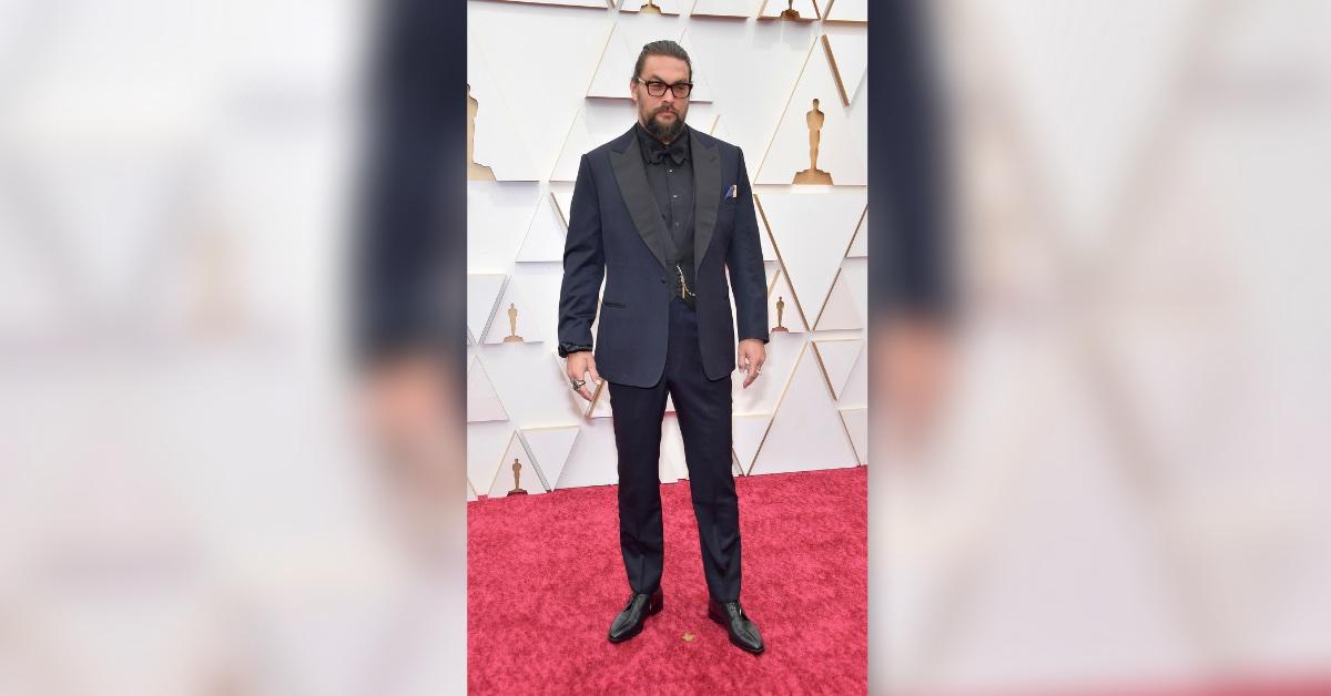 jason momoa goes solo on oscars red carpet wears different ring