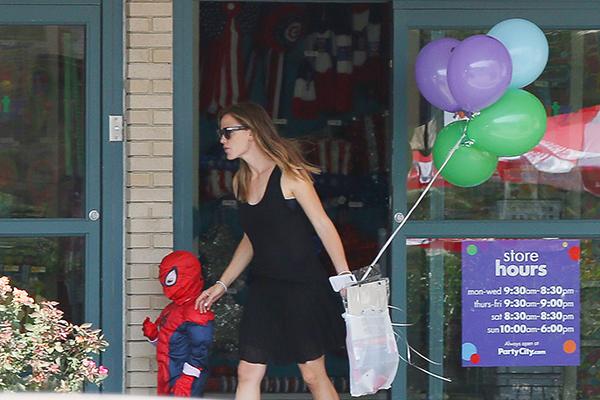 //jennifer garner picks up balloon atlanta wearing wedding ring