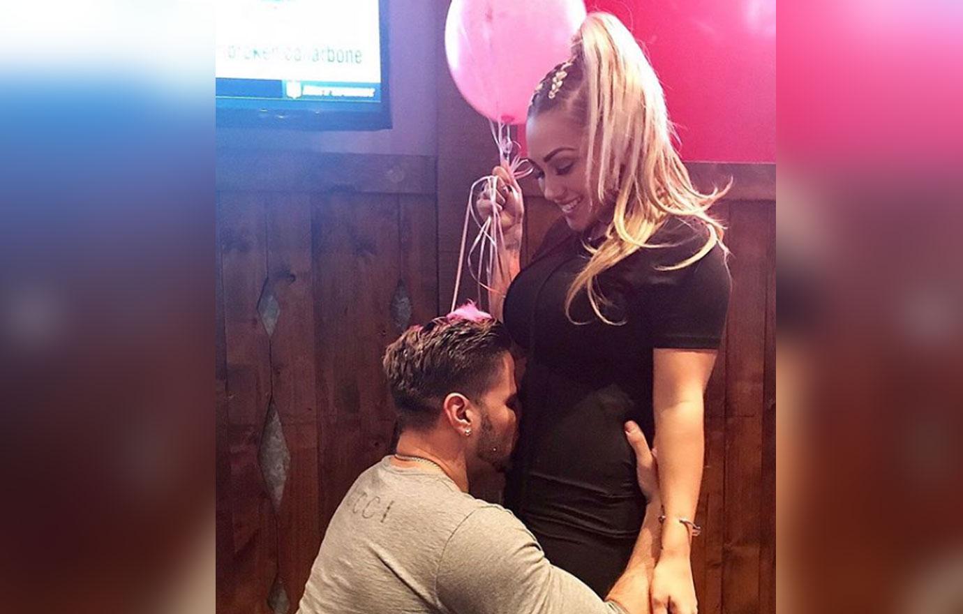 Ronnie Magro Ortiz puts his face in Jen Harley's baby bump.