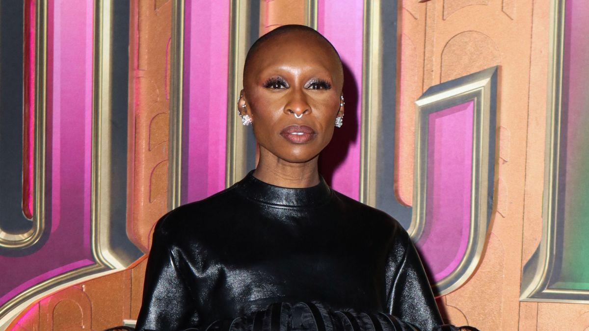 'Wicked' star Cynthia Erivo faced backlash after a teleprompter was spotted during her 'Dracula' stage show.