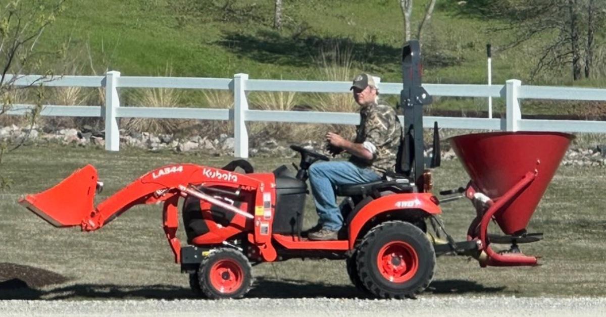 Blake Shelton's Pals Concerned About Country Star's Lifestyle on Oklahoma Ranch, Gwen Stefani Stepping in: Sources - Vimarsana News