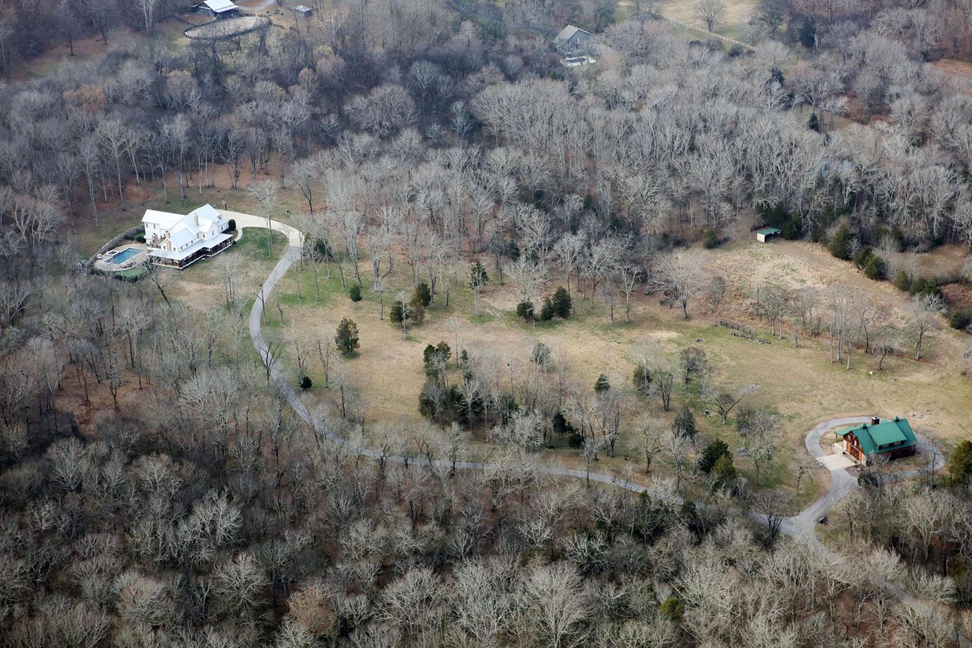 Miley Cyrus Liam Hemsworth Buy Tennessee Farmhouse