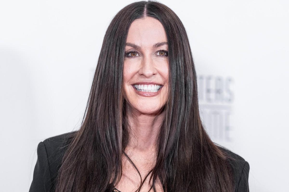 Keren Urinov allegedly threatened to report Alanis Morissette for drug trafficking unless she received a long-term tour job and salary.