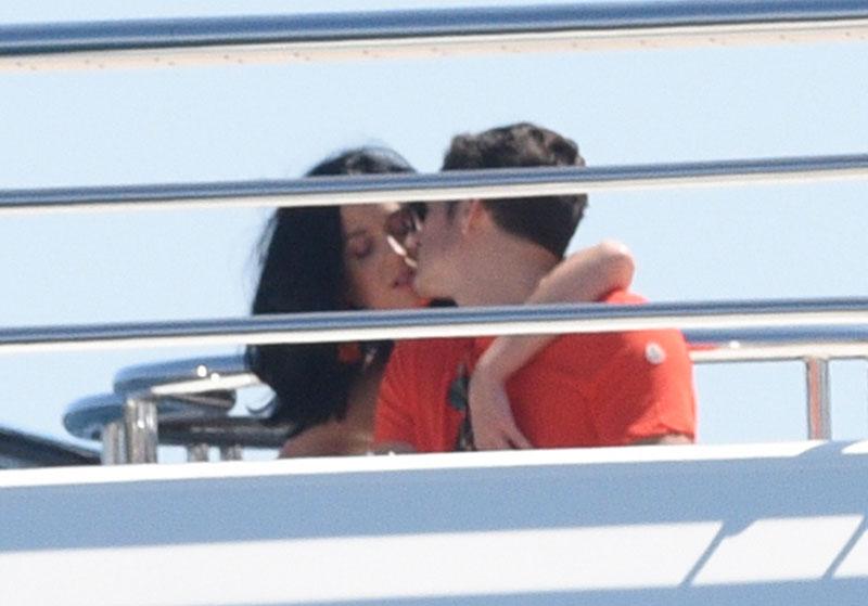 //Katy Perry Orlando Bloom Cheating Kissing Yacht