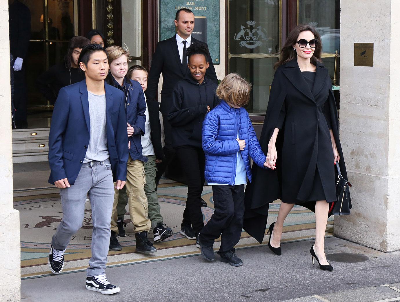 Angelina Jolie With Her Children Arrives To Diner In Paris NB   Imagelinkglobal ILG: Product: ILEA000767265｜Photos & Images & Videos｜KYODO  NEWS IMAGES INC