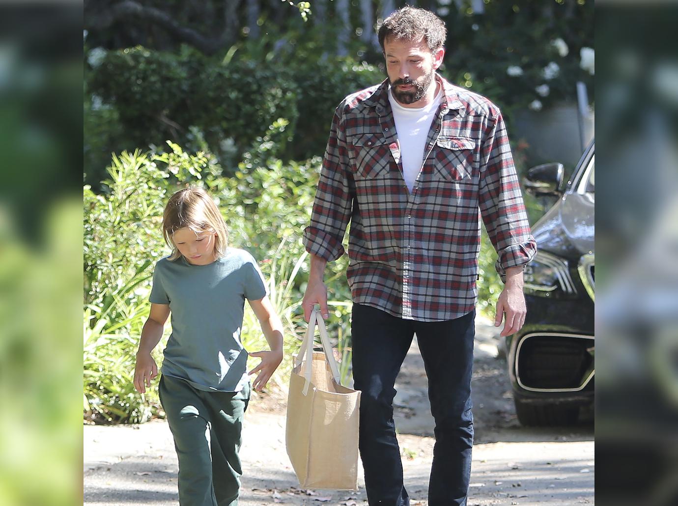 ben affleck son shopping gallery pic