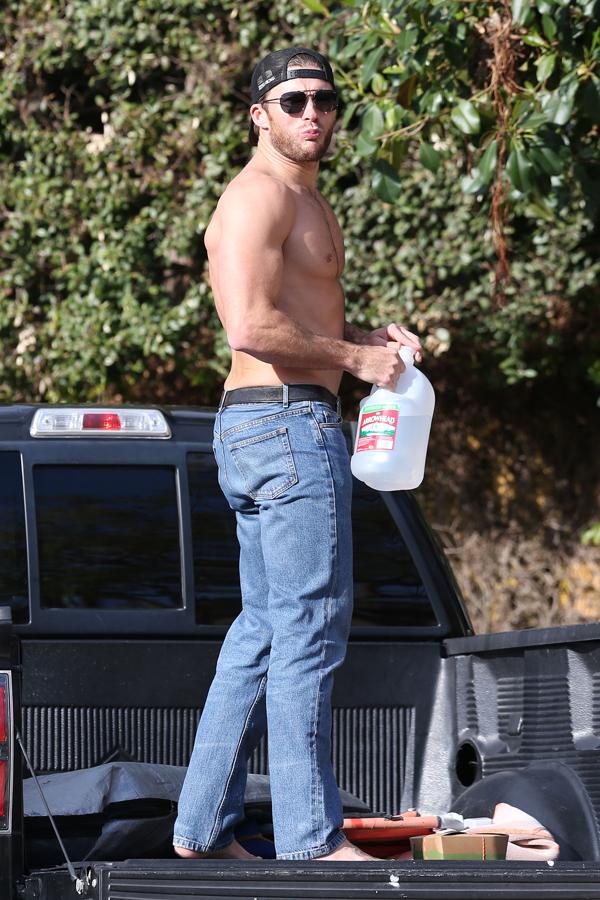 //scott eastwood exercises shirtless