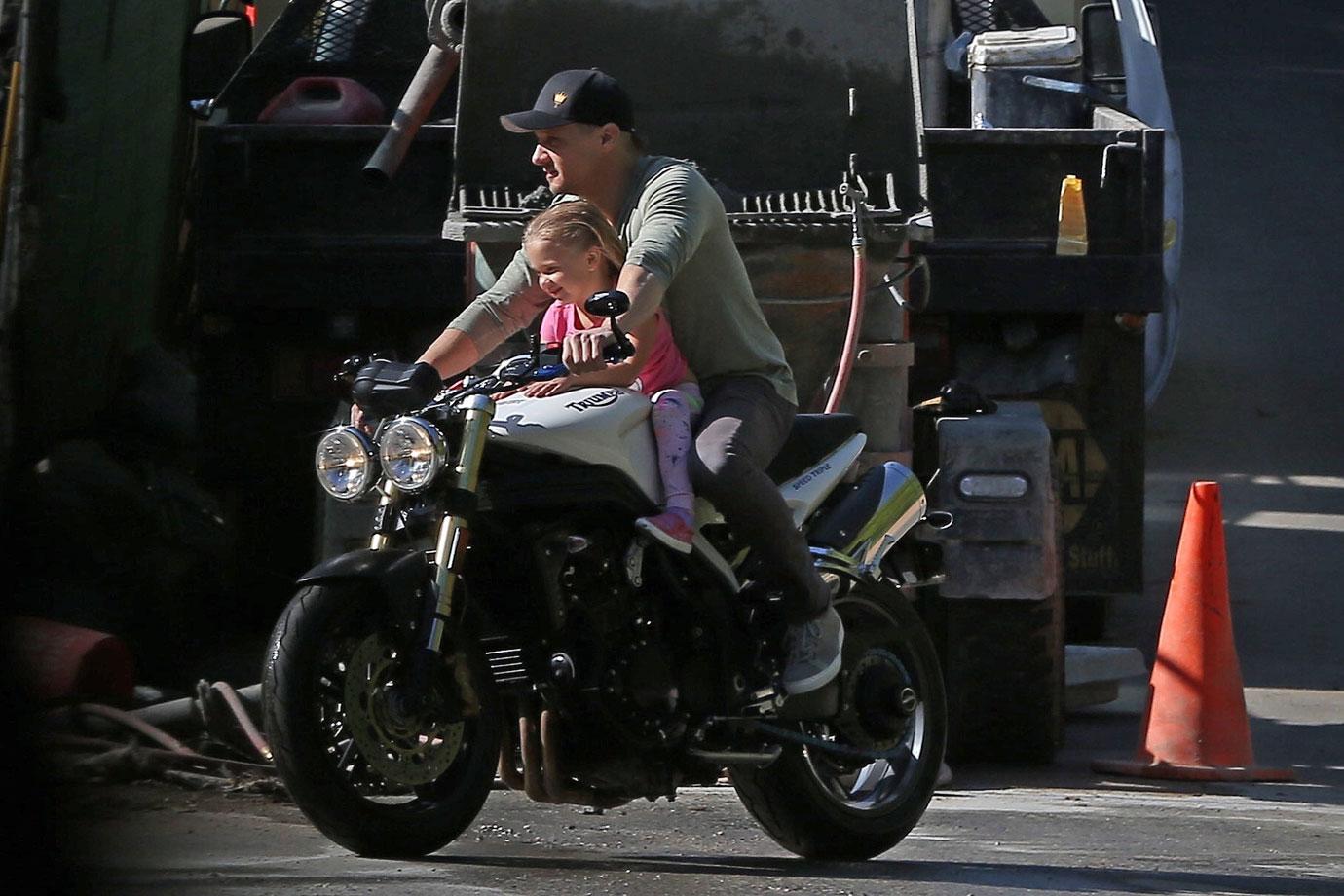 //jeremy renner daughter motorcycle no helmet