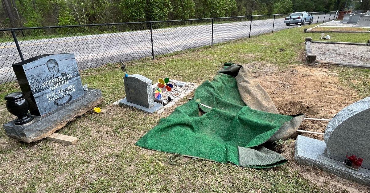 PHOTOS Stephen Smith's Body Exhumed To Perform A Second Autopsy