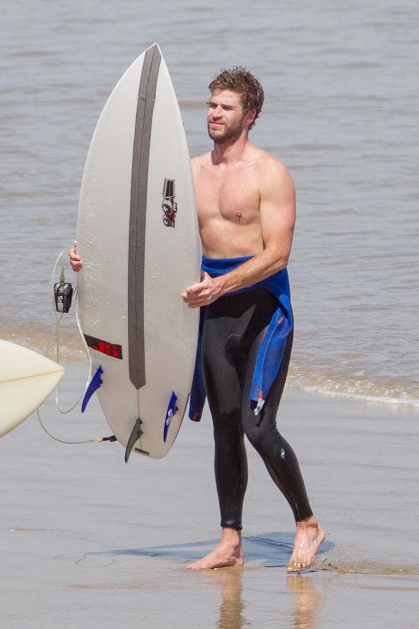 liam hemsworth shirtless beach