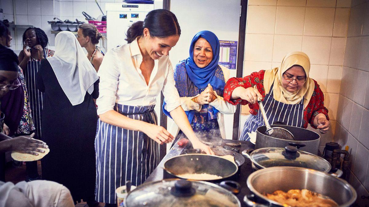 Photo of Meghan Markle with women in the Hubb Community Kitchen