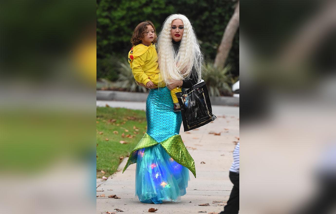 //pregnant gwen stefani hide baby bulge mermaid costume