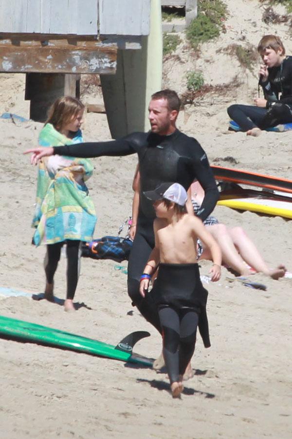 Chris Martin & Kate Hudson At the Beach