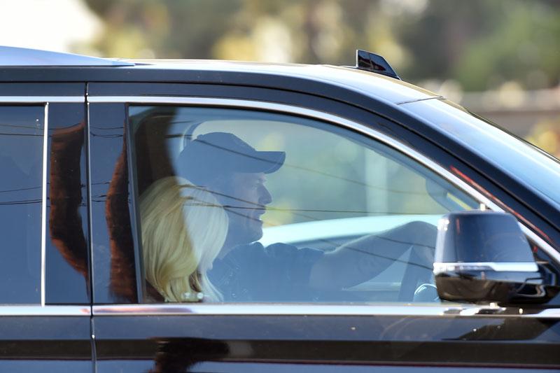 Gwen Stefani & Blake Shelton Photos: Couple Leaves For Pre-Holiday Getaway