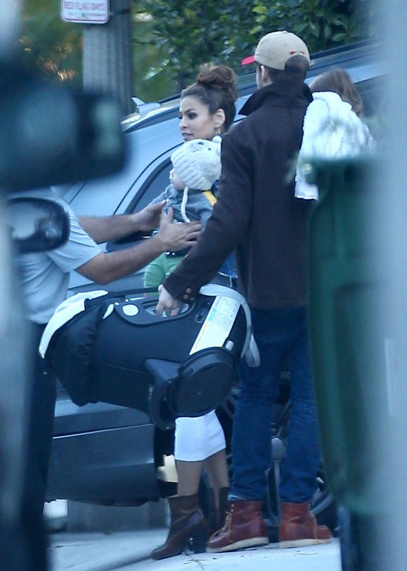 //ryan gosling eva mendes baby family sighting