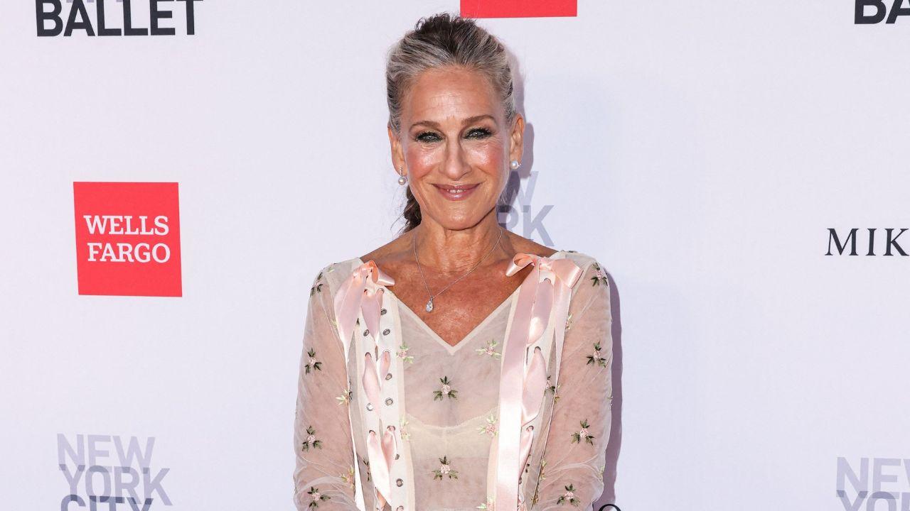 Sarah Jessica Parker eyes a Broadway return in an 'Annie' revival, fueling talk of a stage comeback.