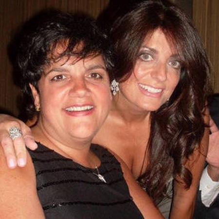 //kathy wakile poses with her sister rosie pierri