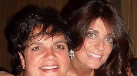 //kathy wakile poses with her sister rosie pierri