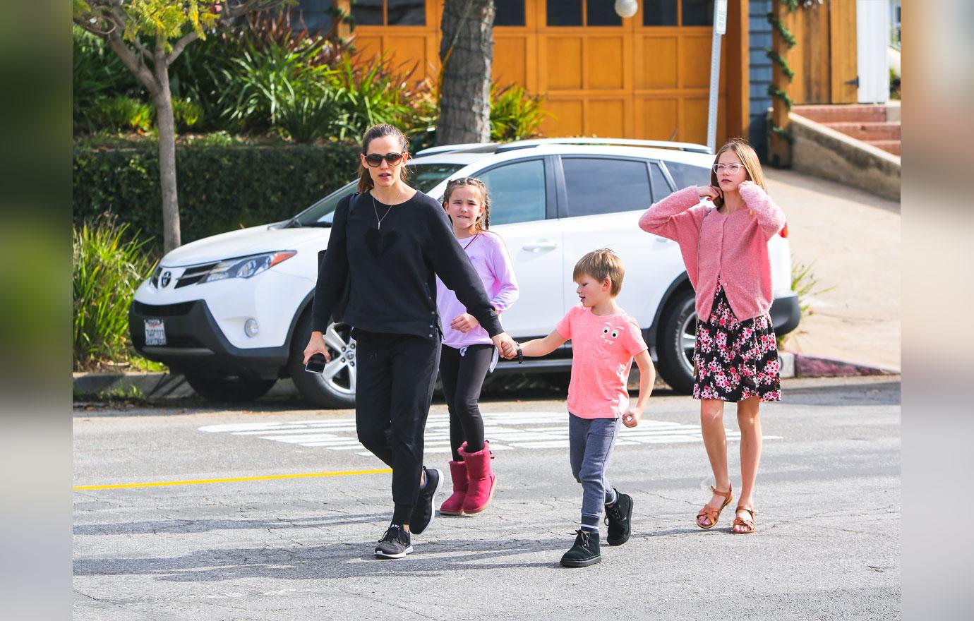 Jennifer Garner Out With Kids In Los Angeles