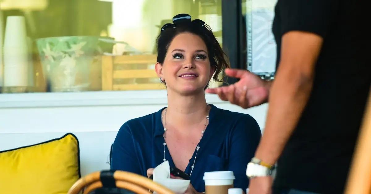 lana del ray spotted pouring coffees and taking order at waffle house