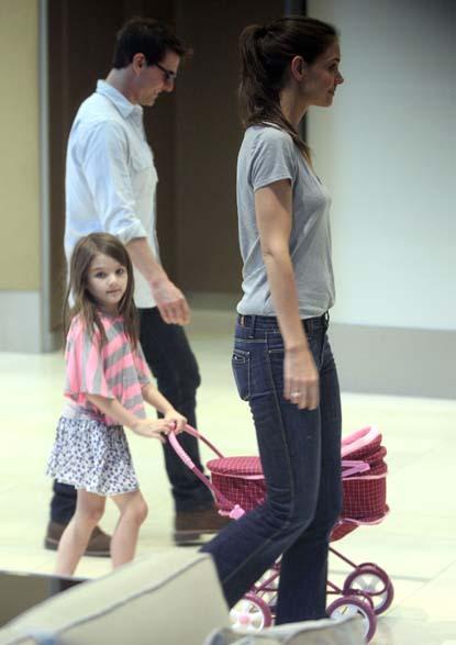 Tom Cruise And Katie Holmes With Suri In Pittsburgh