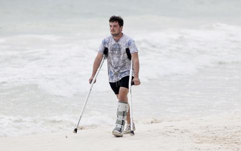 josh hutcherson hunger games injured mexico wearing medical foot photos jennifer lawrence