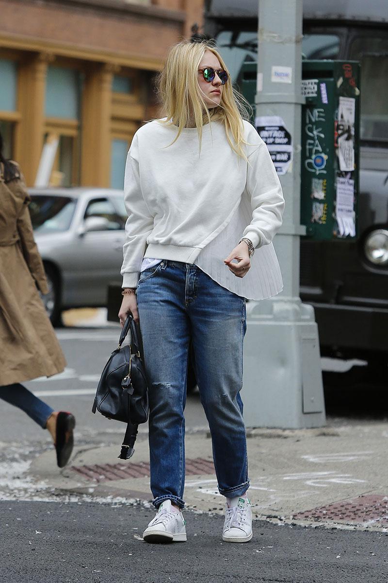 dakota fanning picking nose nyc