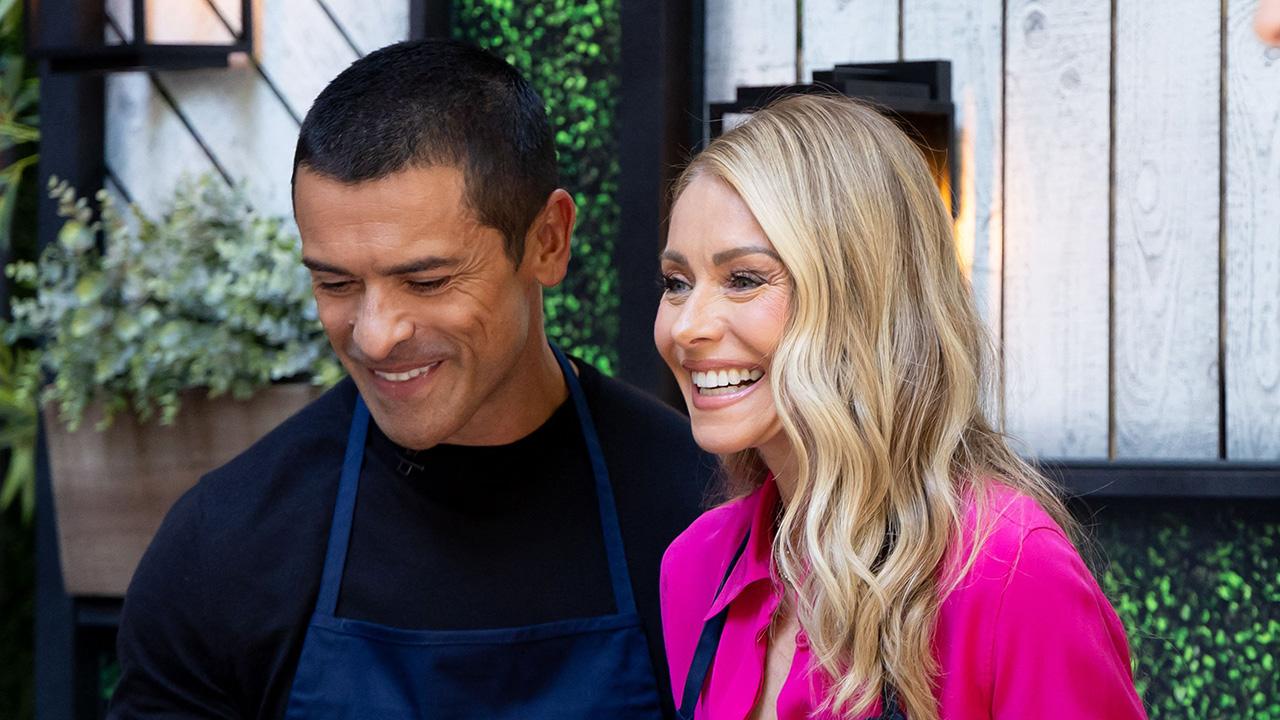 Kelly Ripa revealed that Mark Consuelos started snoring in his mid-forties.